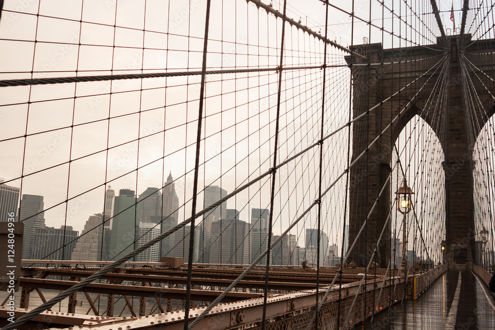 Obraz premium Brooklyn Bridge with no people on a rainy day with Manhattan skyline