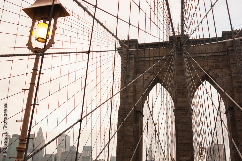 Fototapeta premium Brooklyn Bridge with lamp post in the foreground