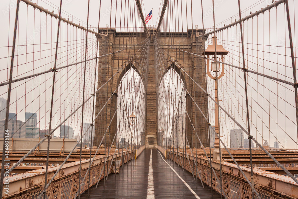 Obraz premium Brooklyn Bridge with no people on a rainy day