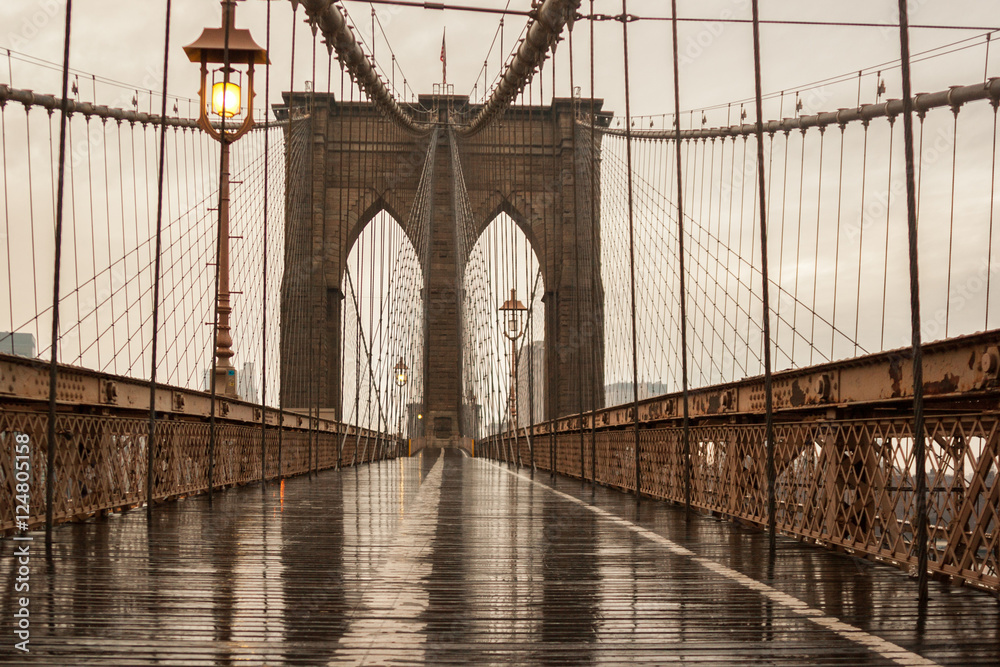 Fototapeta premium Brooklyn Bridge with no people on a rainy day
