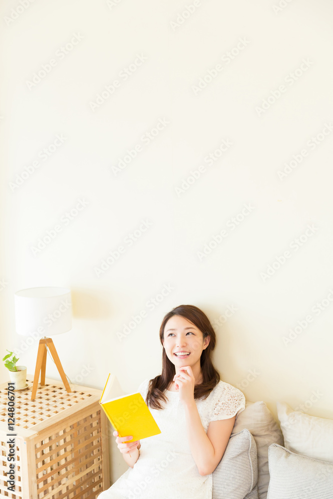 部屋で本を読む女性 部屋で本を読む女性