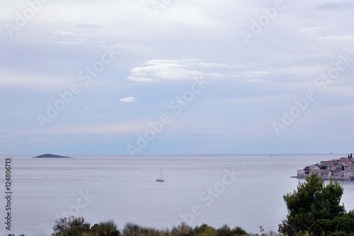 アドリア海を走るヨット シベニクの海岸から見える小島がいい感じだ。