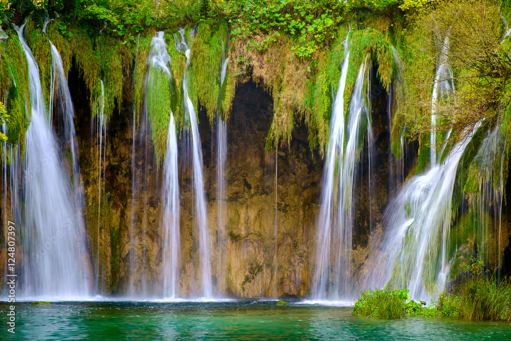 Fototapeta premium Piękny wodospad w Parku Narodowym Plitwice