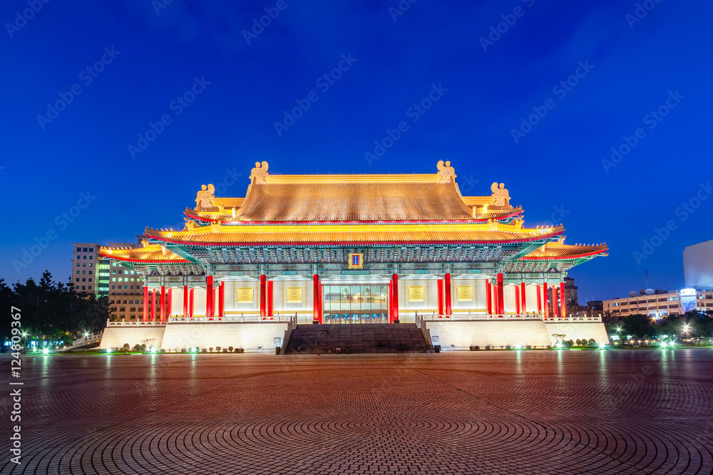 Obraz premium Chiang Kai-Shek Memorial Monument Hall Taipei Taiwan at night