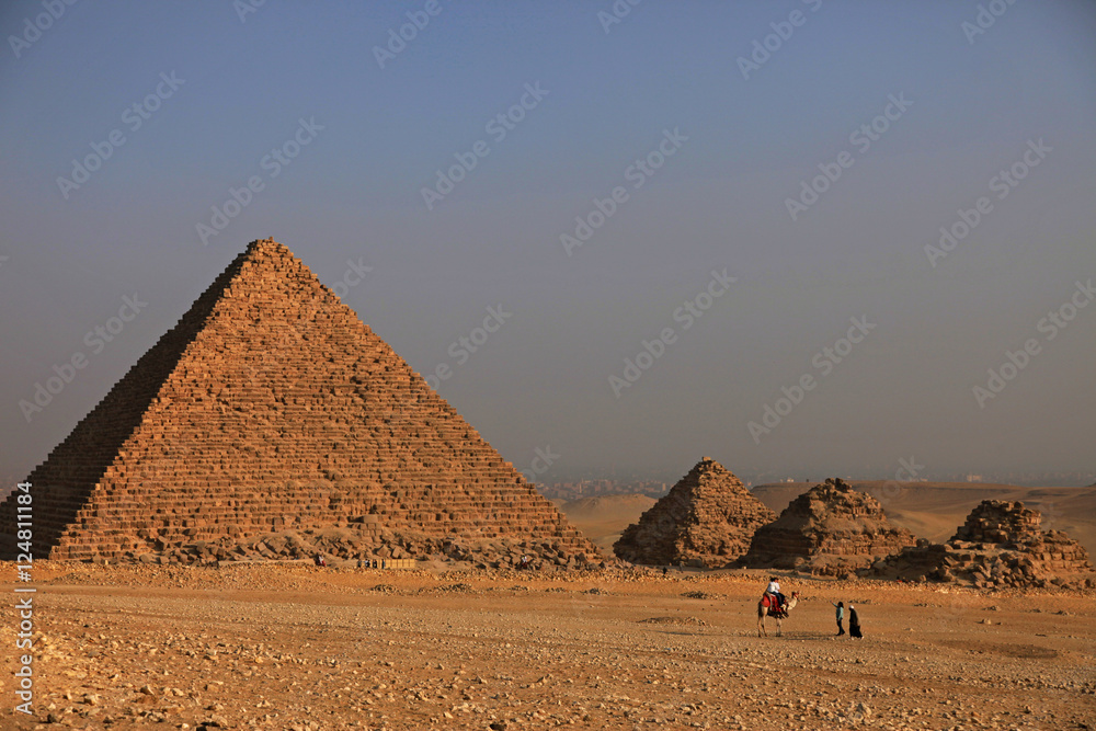 pyramids n camels