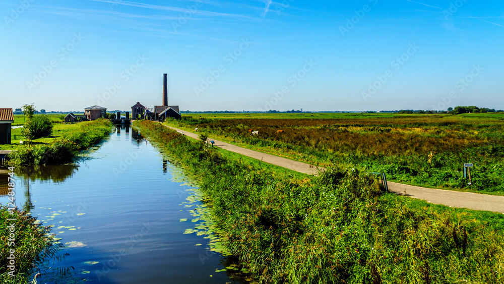 Obraz premium The historic Nijkerk Pumping Station or Nijkerk's Gemaal at Veluwemeer under blue sky near the town of Nijkerk in the Netherlands