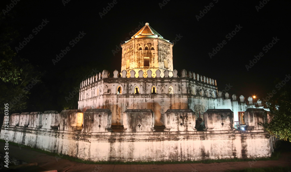 Pom Phra Sumen Fort at night light in Bangkok, Thailand. Pom Phra Sumen Fort at night light in Bangkok, Thailand.