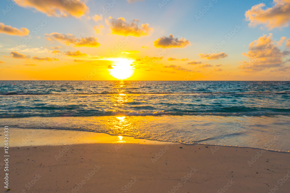 Obraz premium Beautiful sunset with sky over calm sea in tropical Maldives is