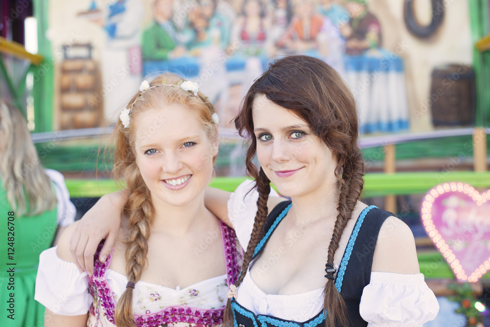 Wunschmotiv: Friends having a good time at Oktoberfest #124826708