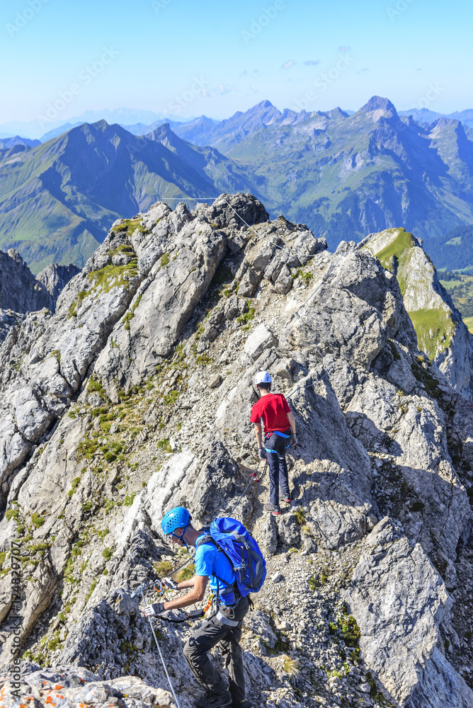 Bergsportler begehen einen hochalpinen Klettersteig