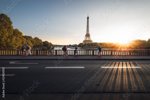 La vie parisienne sur le pont bir hakeim