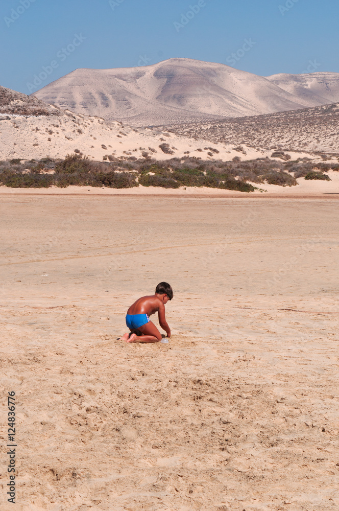 Fuerteventur: un bambino gioca sulla spiaggia di Jandia, una delle spiagge più famose dell'isola, lungo la Costa Calma, il 4 settembre 2016 Fuerteventur: un bambino gioca sulla spiaggia di Jandia, una delle spiagge più famose dell'isola, lungo la Costa Calma, il 4 settembre 2016