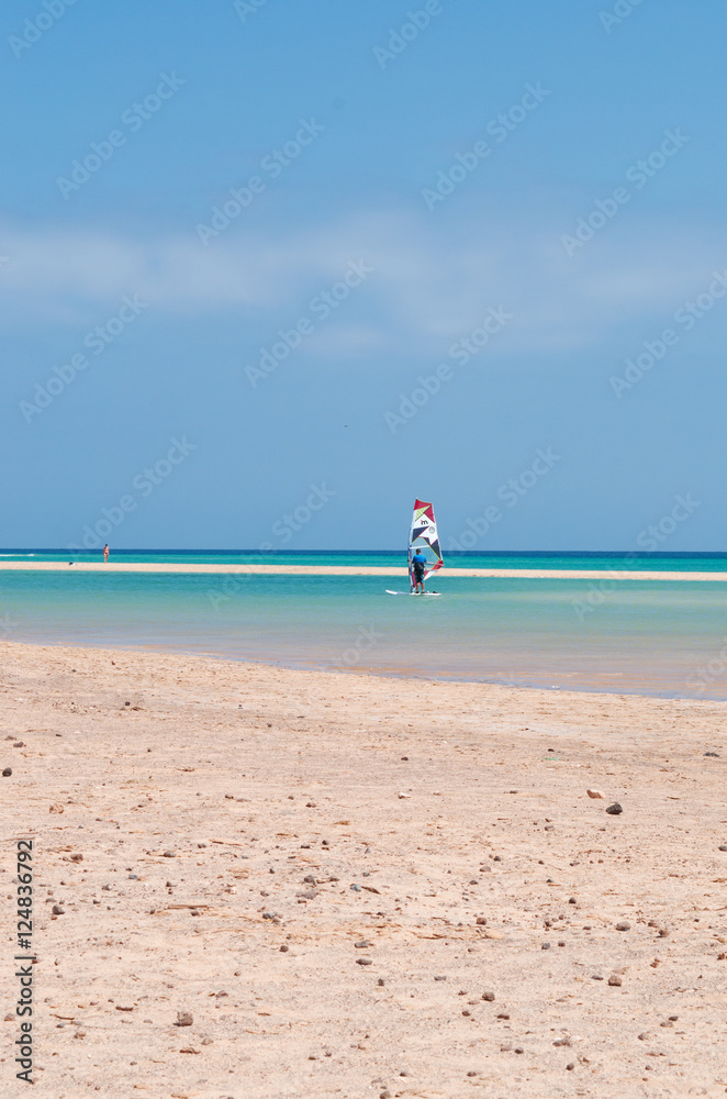 Obraz premium Fuerteventura, Isole Canarie: windsurf nella laguna di Jandia, una delle spiagge più famose dell'isola, lungo la Costa Calma, il 4 settembre 2016