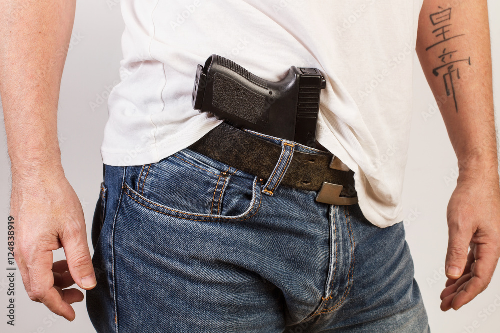 Foto de Hombre con pistola en la cintura. Concepto delincuencia