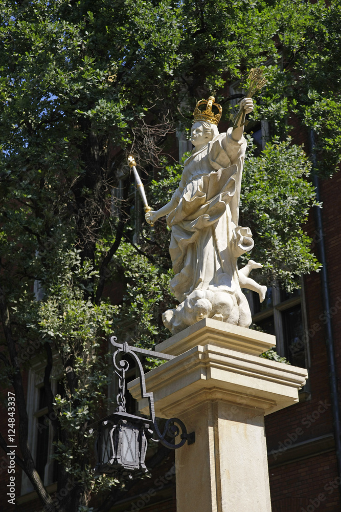 Fototapeta premium crowned statue
