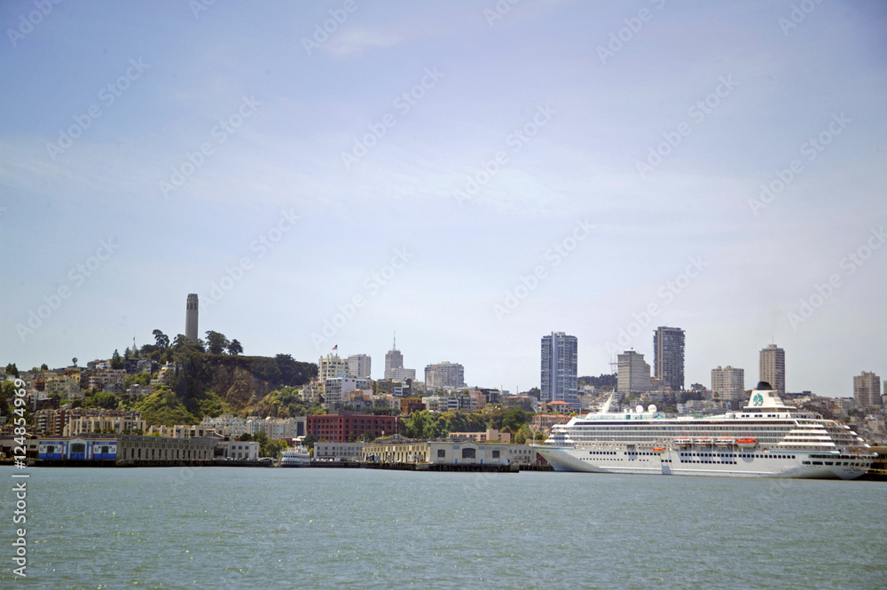 Fototapeta premium cruise ship at north beach