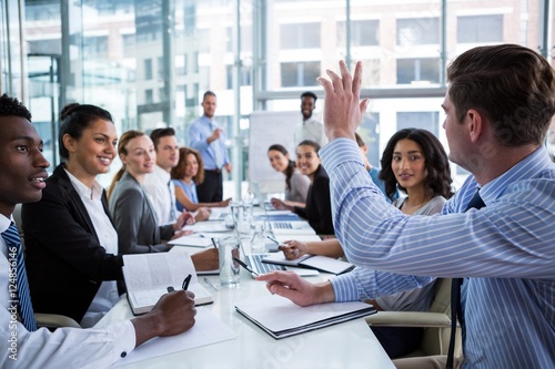 Fotografia Colleague raising his hand during meeting