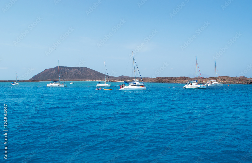 Fuerteventura, Isole Canarie: le barche e l'acqua cristallina di Lobos Island, la piccola isola a 2 chilometri da Fuerteventura il 4 settembre 2016