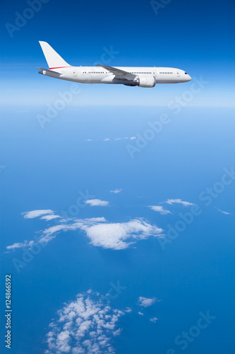 Podróż samolotem, samolot pasażerski latający nad chmurami