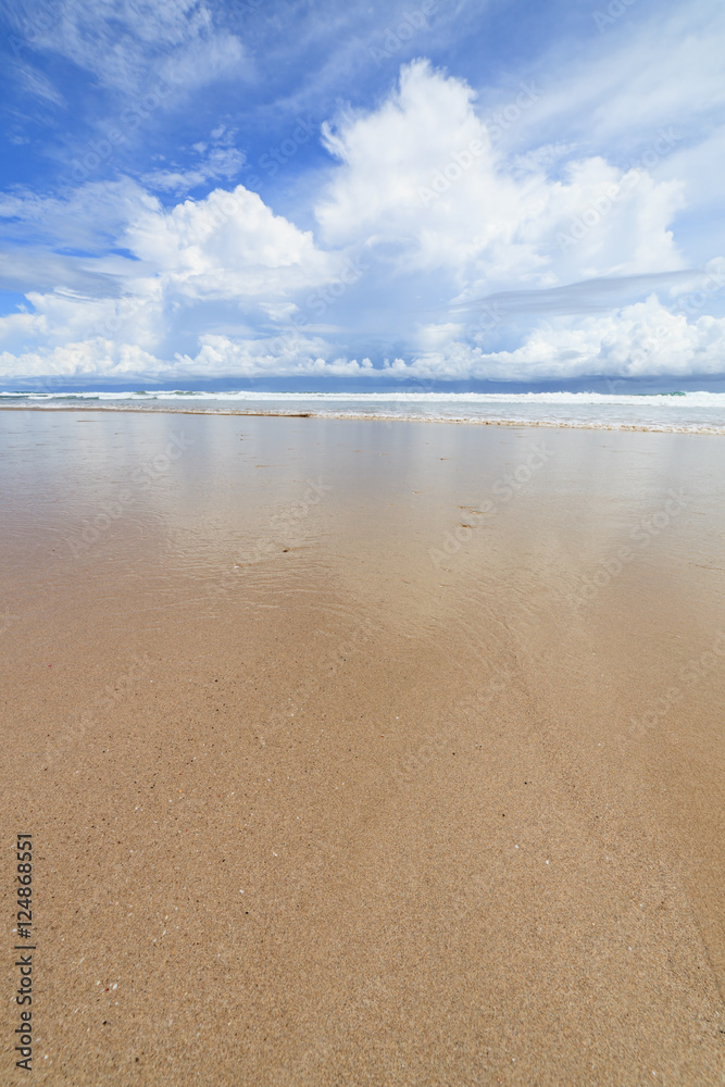 Obraz premium Waves sand beach and clouds sunny day