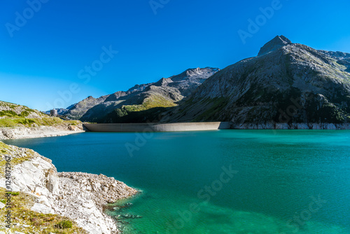 Speichersee Kölnbrein mit Staumauer Kölnbreinsperre und Berggipfel Gamskarnock in den Hochalpen von Österreich photo