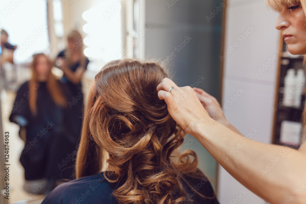 Naklejka premium Hair stylist makes the bride before wedding