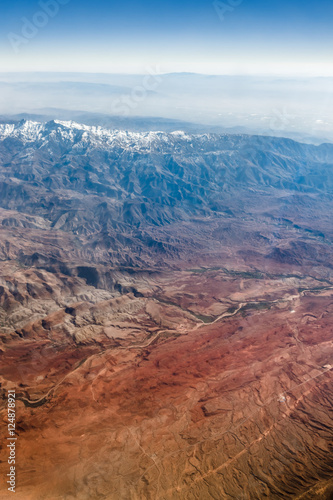 Widok z samolotu na horyzont i górskie szczyty - Atlas, Afryka