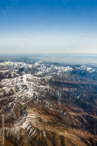 Widok z samolotu na horyzont i górskie szczyty - Atlas, Afryka