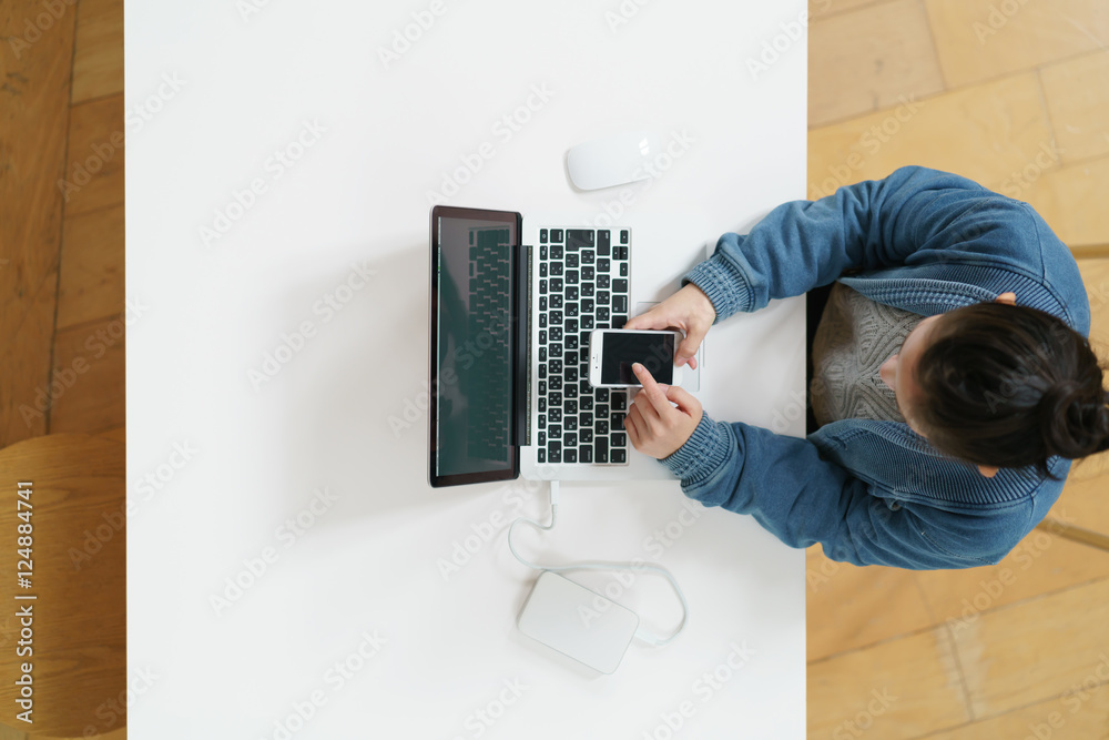 ノートパソコンを使う人 真俯瞰 Stock Photo Adobe Stock