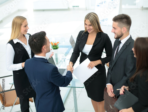 Tableau sur toile Businesss and office concept - two businessmen shaking hands in