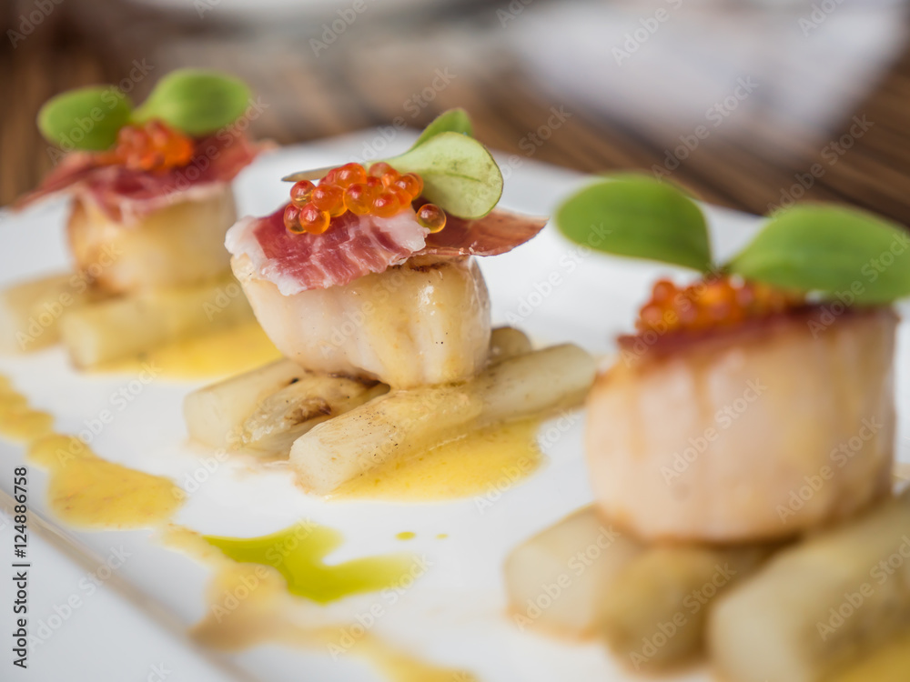 Seared scallops with salmon roe, ham and asparagus Seared scallops with salmon roe, ham and asparagus
