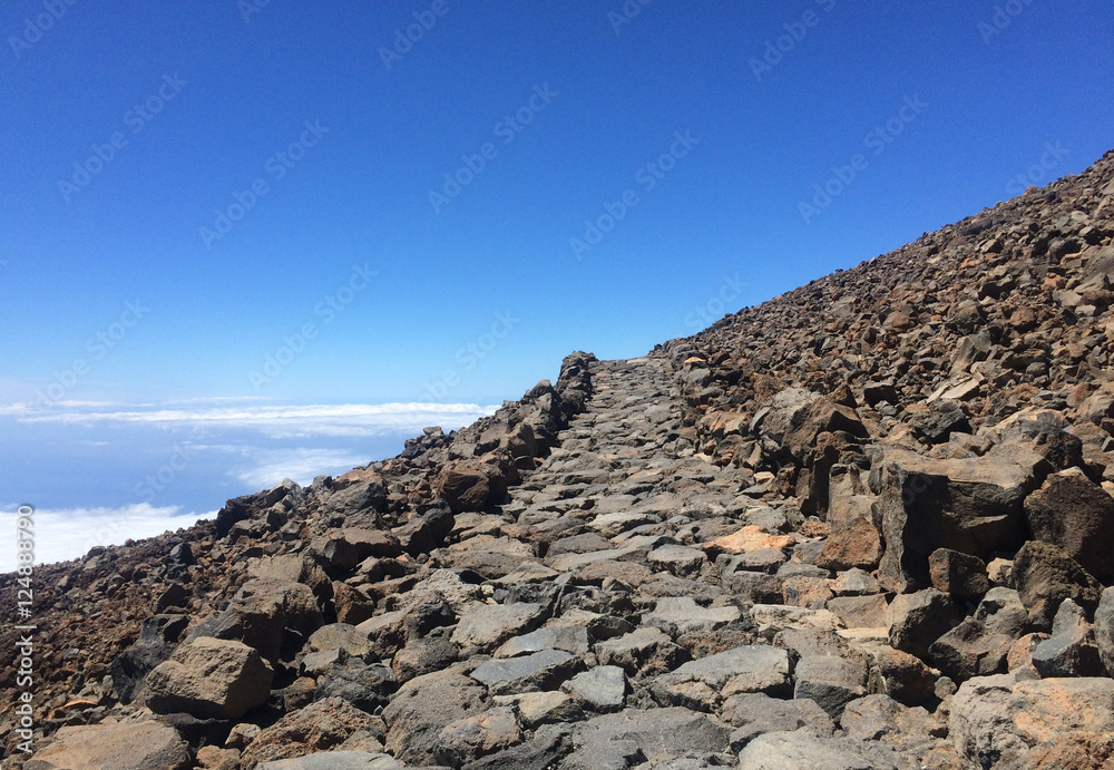 Paisaje volcánico, cielo y nubes en el Teide