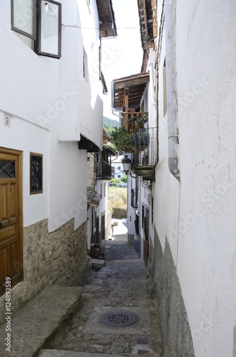 Alley in Candelario, Spain © monysasi