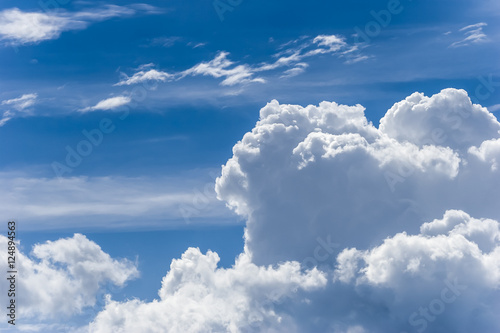 Widok z okna samolotu na niebo i chmury 