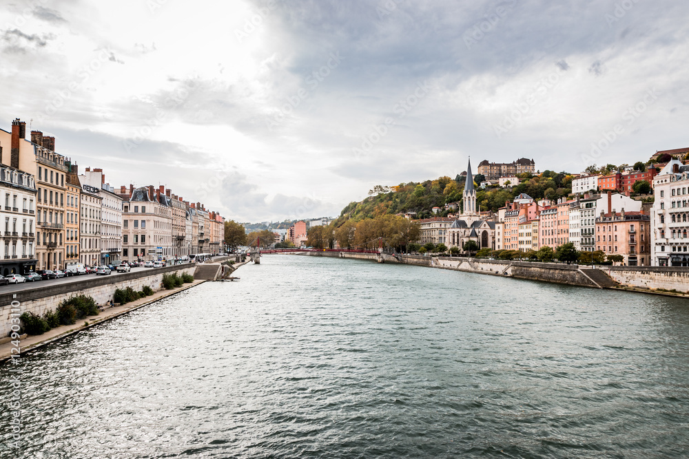 Vue sur la Saône du pont Bonaparte à Lyon
