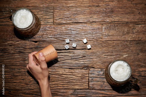 Obraz na płótnie Würfelspiel auf altem Tisch mit Bier