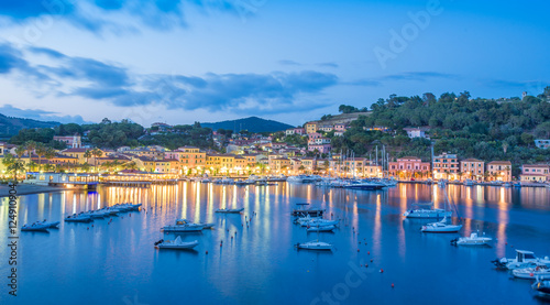 Fotografija Beautiful night scene over Porto Azzurro in Elba island, Italy