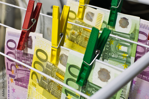 Wallpaper Mural Geldwäsche/ Korruption/ Steuerhinterziehung: Euroscheine in der Waschmaschine/ am Wäscheständer Torontodigital.ca