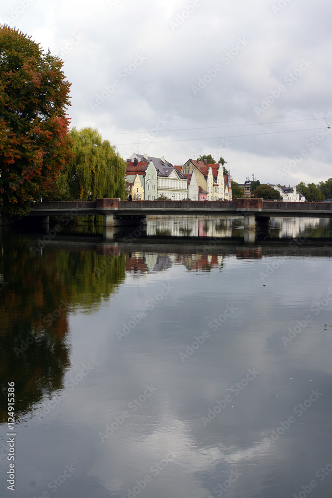 Altstadtpanorama spiegelt sich im der Isar