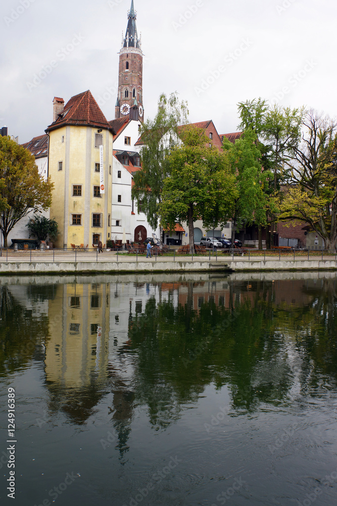 Altstadtpanorama spiegelt sich im der Isar