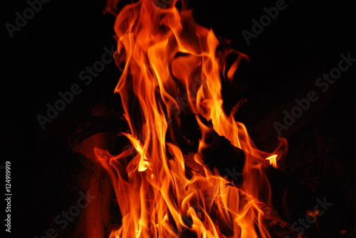 пламя на черном фоне/bright fire flames on a black background