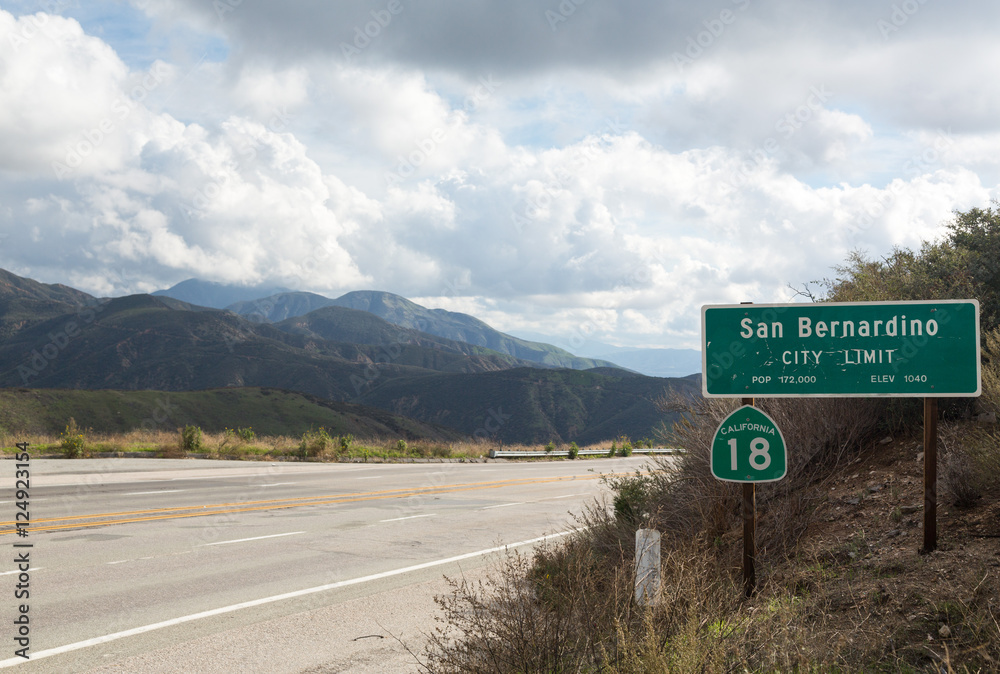 Fototapeta premium View of San Bernadino Rim of World Highway