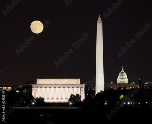 Obraz na płótnie Moon rising in Washington DC