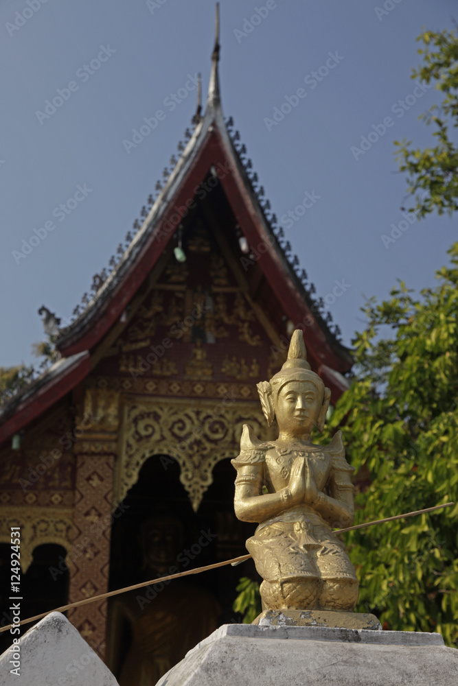 gold praying apsara