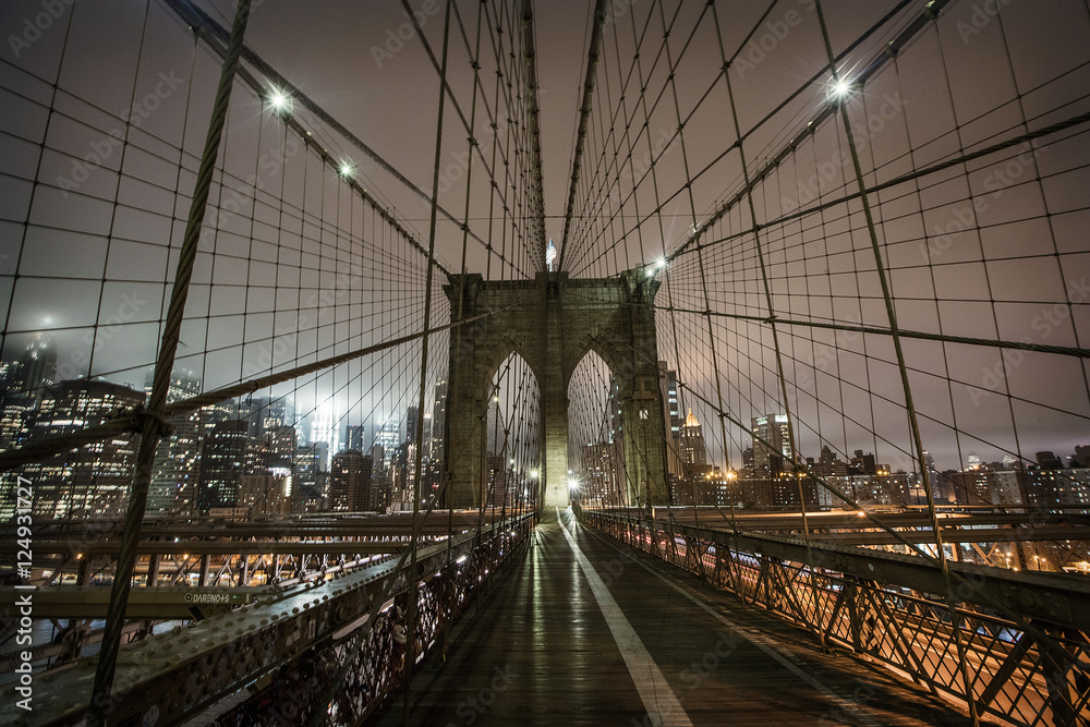 Fototapeta premium Brooklyn Bridge w mglistą noc w Nowym Jorku