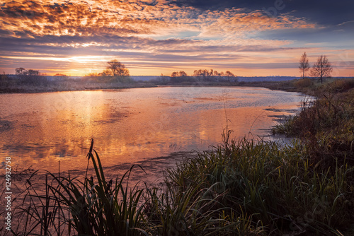 Fototapeta Naklejka Na Ścianę i Meble -  autumn sunrise on the river