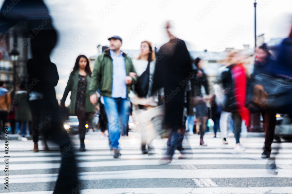 Obraz premium crowd of people crossing a city street