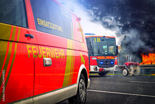 Feuerwehrfahrzeuge stehen an einem Autobrand