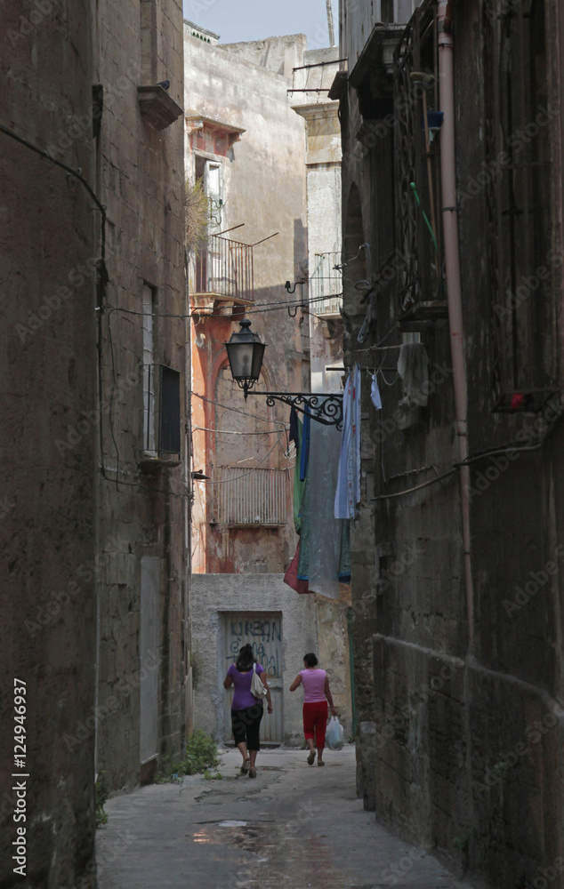 narrow alley n people walking