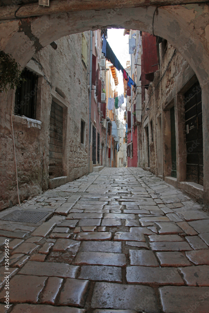 Fototapeta premium narrow street n hanging laundry